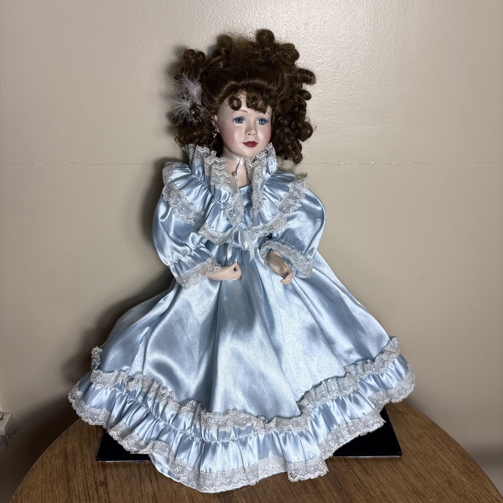 Paradise Galleries Meg Goes to Vanity Fair 16" Porcelain‎ Doll Cindy Shafer